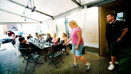 Avslut. Restaurangen Joda Bar och Kök hade sommaravslutning för personalen i går. Christopher Johnson och Johanna Dahlbom, till höger, är nöjda med sin omsättning i sommar - för andra har det gått sämre. SIDORNA 4-5
