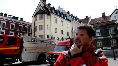 Brandmästare. Henrik Johansson följer övningen med det nya fordonet.