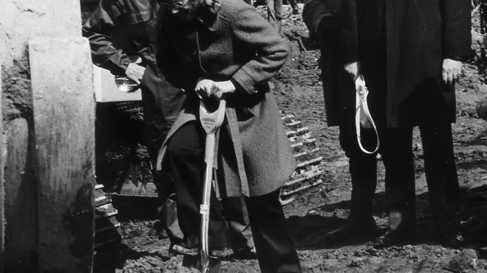 Justitieminister Anna-Greta Leijon tar det första spadtaget på Gräsören den 29 maj 1975 för det som ska bli Stålverk 80. I bakgrunden NJA-disponenten John Olof Edström och Norrbottens landshövding Ragnar Lassinantti.