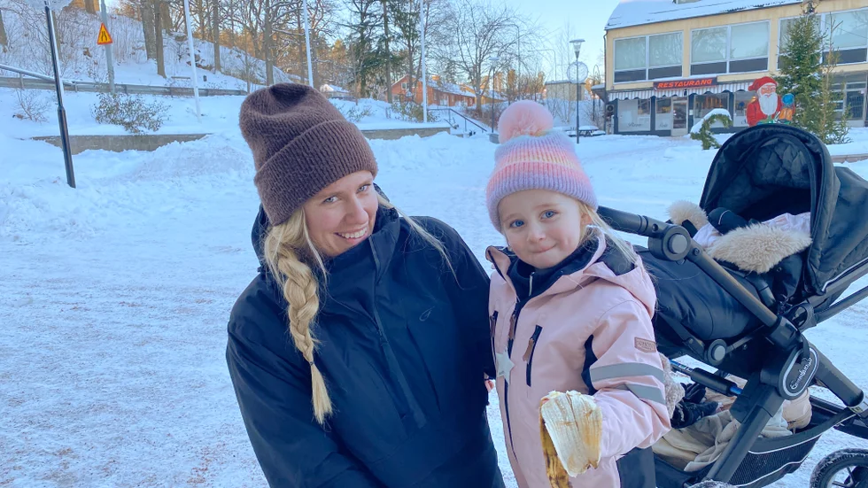 Lina Wickman med dottern Selma Svensson, 3 år, vill ha kvar en hälsocentral på orten.
