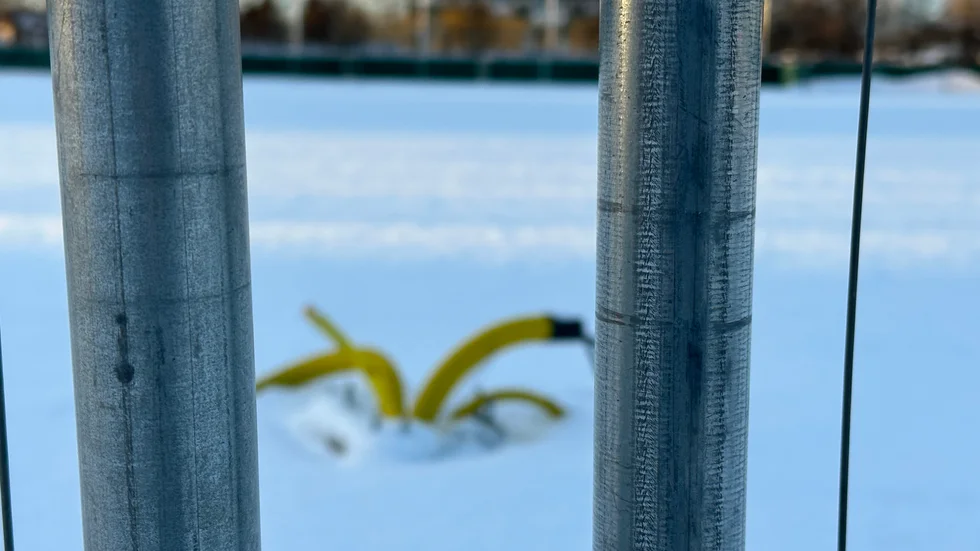 Snön ligger tjock på Enavallens C-plan och det är tjäle i marken. Arbetet med att lägga ned värmesystemet hann inte genomföras och konstgräsplanen försenas.
