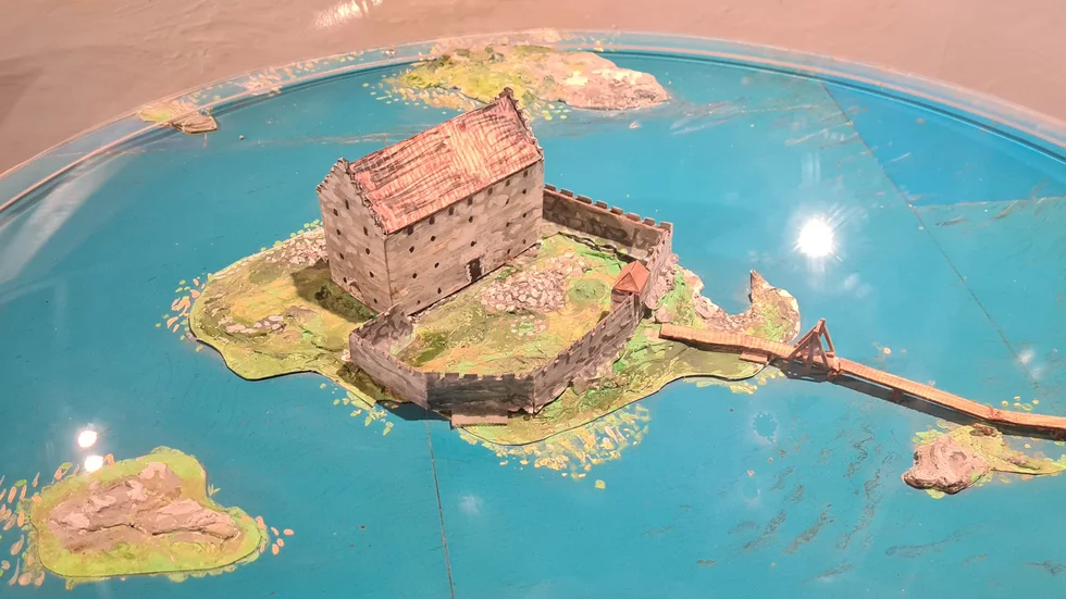 Olov Lönnqvists modell av Ringstadholms slott på Norrköpings stadsmuseum. Byggnadens dimensioner är förmodligen kraftigt överskattade. 