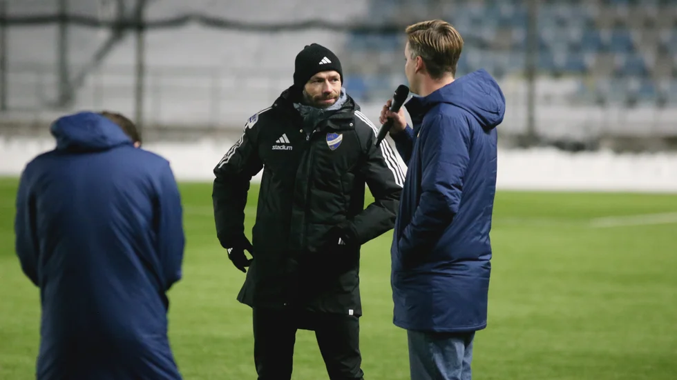 Andreas Alm intervjuas på innerplan under torsdagens träningspass inför fansen. 