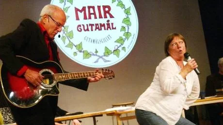 Tommy och Ingrid Wahlgren bjöd bland annat på Vardesväiså av Allan Nilsson, en av Närrevyns många sånger som blivit en del av den gotländska kulturen.