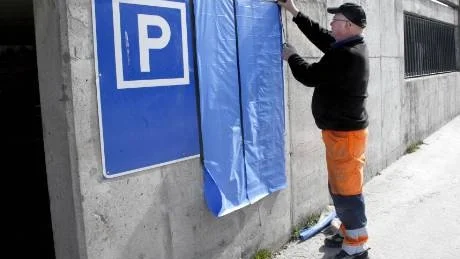 Täckte. Kent Blomberg från tekniska förvaltningen körde runt i går och täckte över skyltarna vid parkeringsplatserna utanför murarna. Utom de på hamnen.