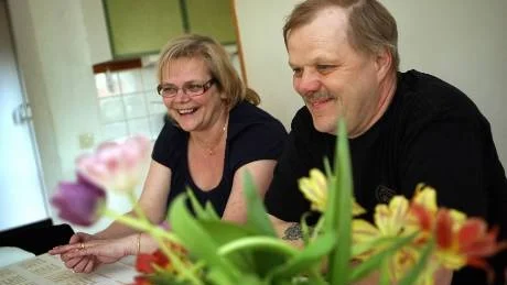 "En månad fick jag vinna över Perra". Lotta Nygren har vant sig vid att det alltid är hennes tvillingbror Per-Eve Nilsson som drar vinstlotterna och så blev det också denna gång, även om det dröjde någon månad.Foto: TOBIAS WALLSTRÖM