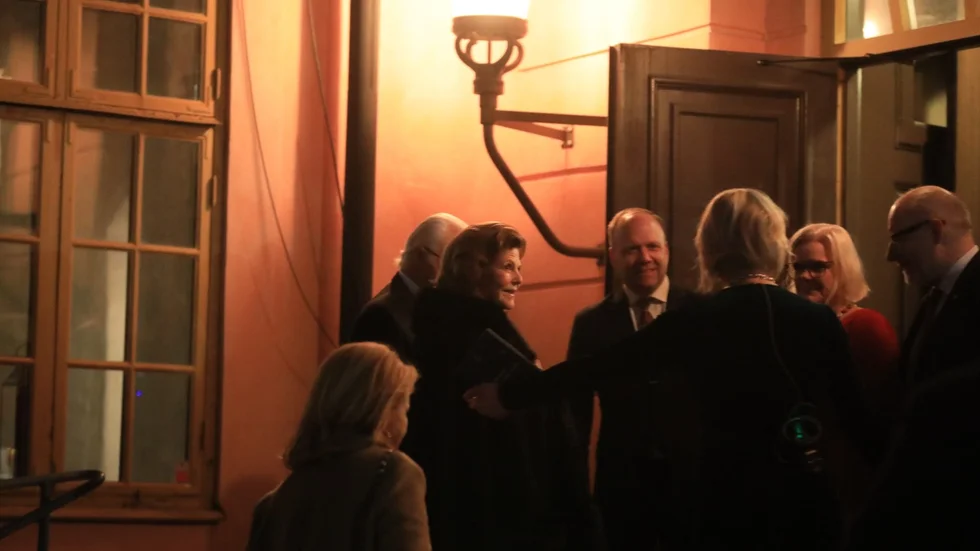 Kungen och drottningen är på plats i Uppsala för jubileumskonserten. 