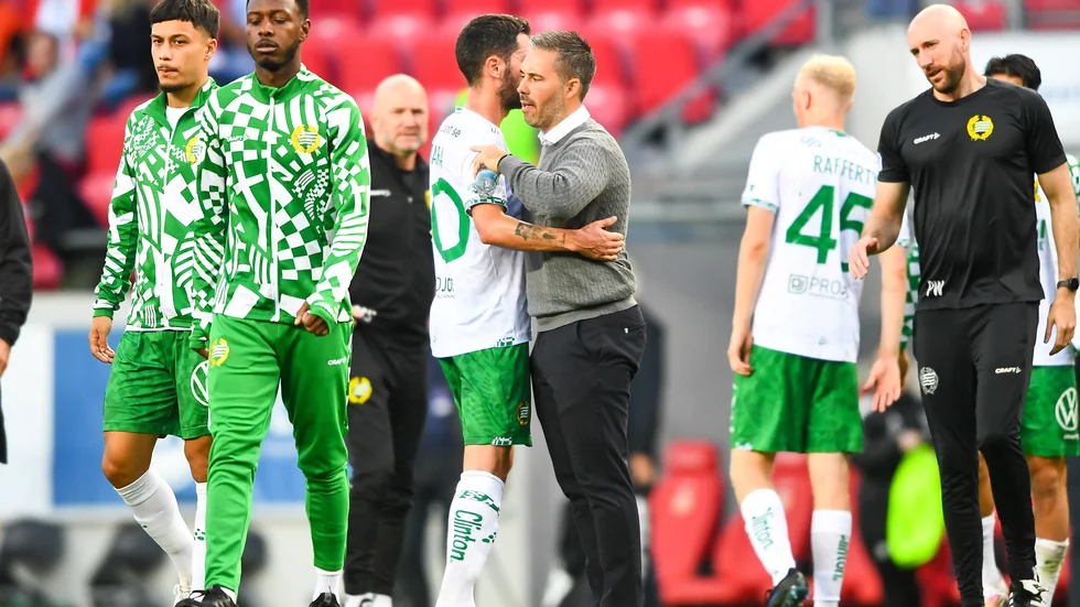 Martí Cifuentes och Nahir Besara kramar om varandra. Nu lämnar Cifuentes Hammarby för att träna Queens Park Rangers. Arkivbild.