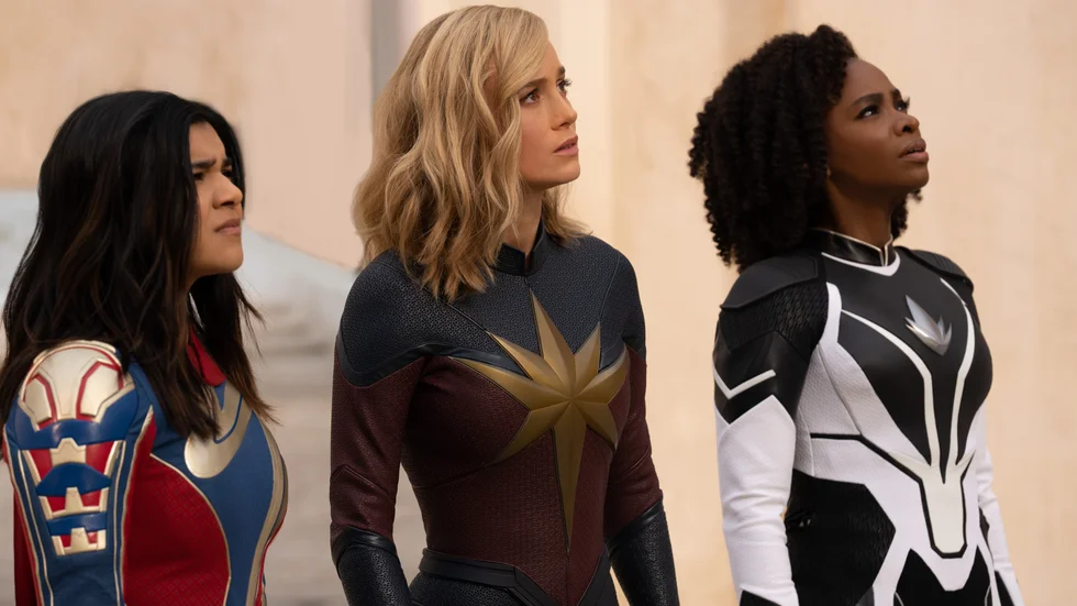 Iman Vellani som Miss Marvel/Kamala Khan, Brie Larson som Captain Marvel/Carol Danvers och Teyonah Parris som Captain Monica Rambeau i "The Marvels". Pressbild.