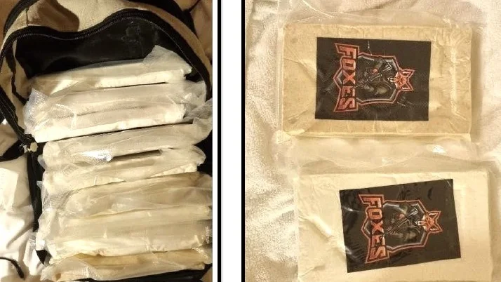 Knark som grupperingen misstänks ha hanterat kan ha en direkt koppling till Foxtrotnätverket. Bilder som hittats i en av de åtalades telefon visar misstänkt narkotika med Foxtrotnätverkets sigill instämplat.