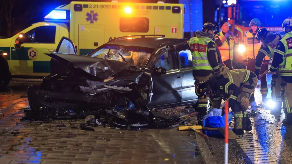 Flera personer skadades i olyckan, varav en fick föras till sjukhus.