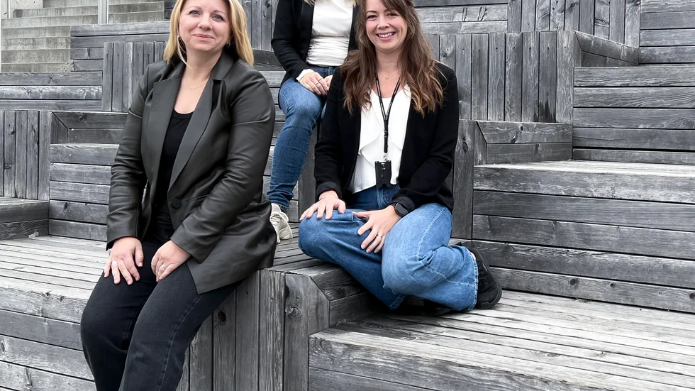 Erika Mattsson (till vänster), chef för hållbarhet och samhälle på Sparbanken Nord, vill tillsammans med rådgivarna Carolina Ström och Josefin Lundquist inspirera unga att ta kontrollen över sin ekonomiska situation.