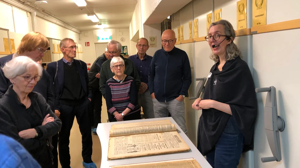 Karin Tjernström på Norrbottens Föreningsarkiv viade gamla tidningslägg.