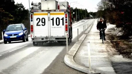 TRÅNGT. Räddningstjänsten tycker att cykelbanorna med sina kanter har gjort vägen för smal för utryckningsfordonen.