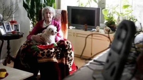 Fryser. Ruth Lagergren fryser i nya lägenheten på Odvaldsvägen i Klintehamn. Plus 18 grader är inget ovanligt. Tröjor och filtar är ett måste. Gotlandshem uppger att man jobbar på att hitta felet som gör att värmen inte går att höja.Foto: Henrik Radhe