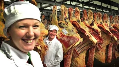 positivt. Mikael Hugoson, chark- och köttföretagare i Luleå, är en av intressenterna till Scans anläggning i Visby. I går besökte han slakteriet, beledsagad av anläggningens chef, Sofia Gustavsson.