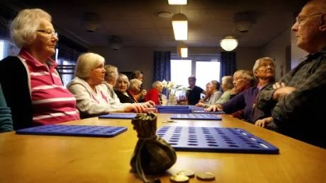 Bingo..? Knappast för pensionärerna som här, på dagverksamheten vid Åkermanska, spelade just bingo i går. Upprördheten är stor. Protester utlovas om tjänstemännens förslag, vinner gehör hos politikerna i nämnden. Foto: Henrik Radhe