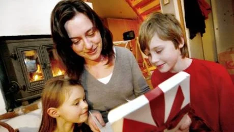 Tidig julklapp. Carina Larsson får återanställning som barnskötare efter att ha blivit uppsagd. Bästa julklappen tycker hon och barnen Ronja, 6 år och Samuel, 9 år.
