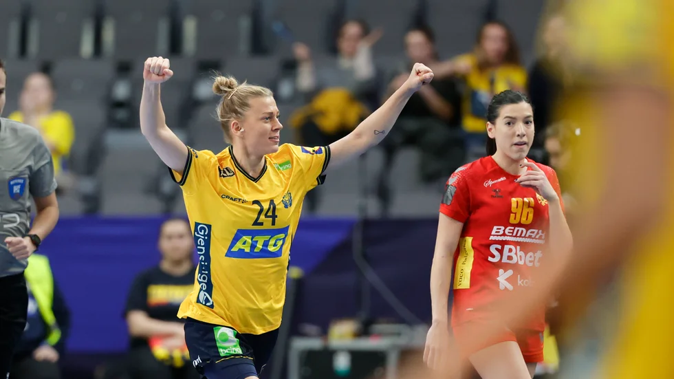 Nathalie Hagman jublar efter ett av sina mål mot Montenegro. Nu väntar Tyskland i kvartsfinalen.