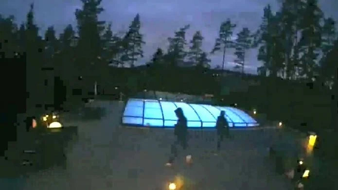 Den 16 augusti avlossas flera skott mot en villa i Stockholmsförorten Uttran. En övervakningskamera fångar gärningsmännen på bild.