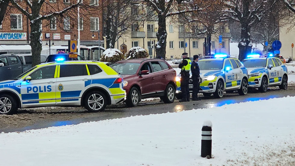 Ett flertal polisbilar är just nu på plats på Gamla Övägen där en bil har stoppats.