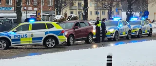 Flera polispatruller stoppade bil på Gamla Övägen