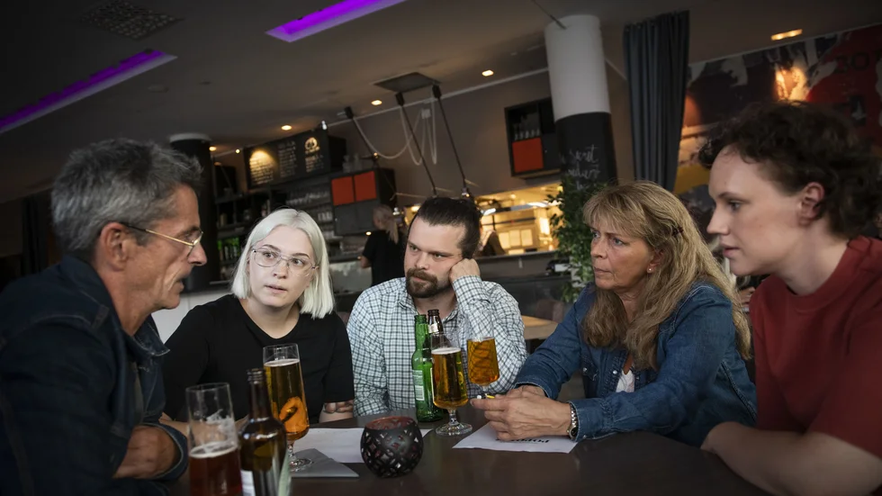 Sunset Bitch är ett av lagen som ofta toppar prispallarna i Umeås quizliga. Ida Brandt, med blont hår till vänster i bild, tar dock insändaren om quiz-eliten med ro. – Vi tar det som en komplimang och som att vi är riktigt bra, säger hon.
