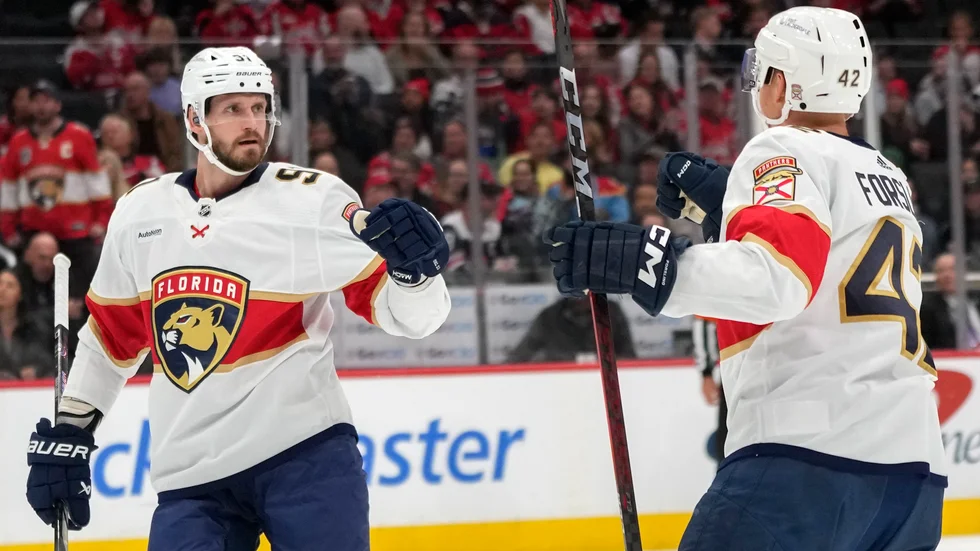 Floridas svenskbackar Oliver Ekman-Larsson och Gustav Forsling firar kvitteringen till 1–1 i matchen mot Washington på bortaplan som Florida till slut vann med 4–3 efter bara 15 sekunders förlängning.
