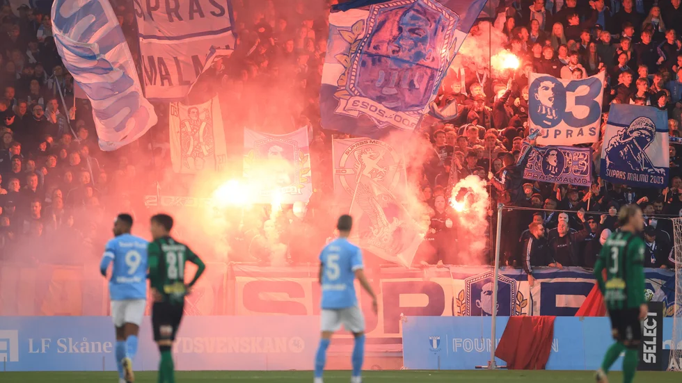 Malmö FF-anhängare eldar bengaler under en allsvensk match mot Varberg. Arkivbild.