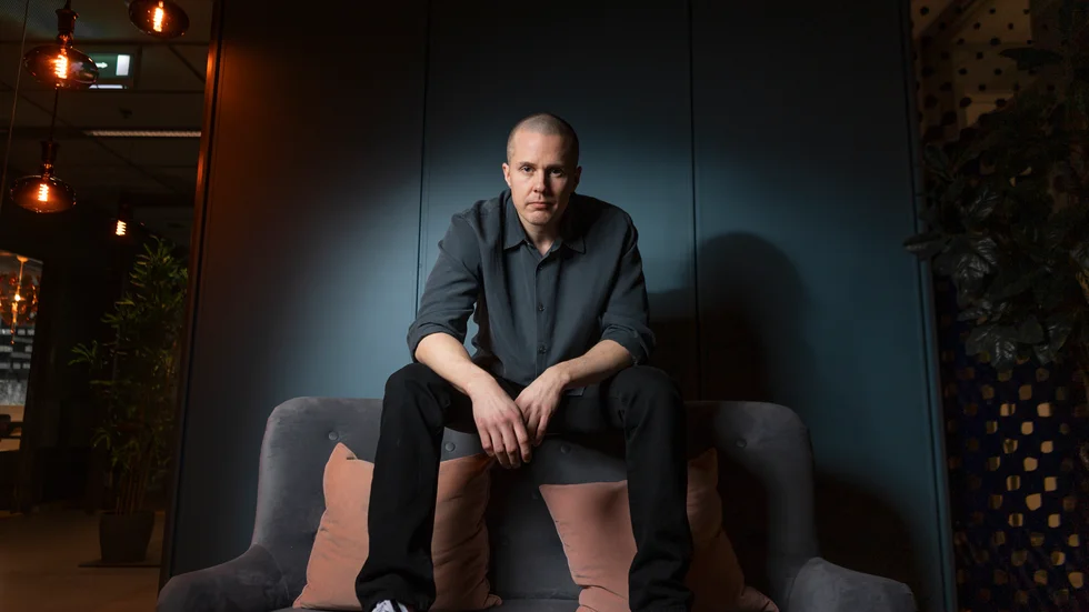 Journalisten Kristoffer Viita släpper sin debutroman "Demon time"
