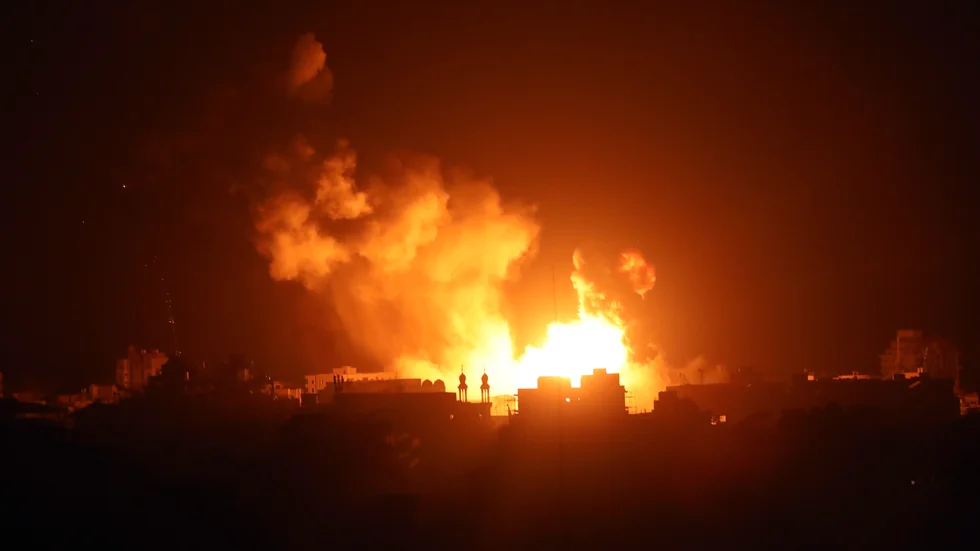 Eld och rök från en israelisk attack mot en byggnad i Gaza stad på söndagen.