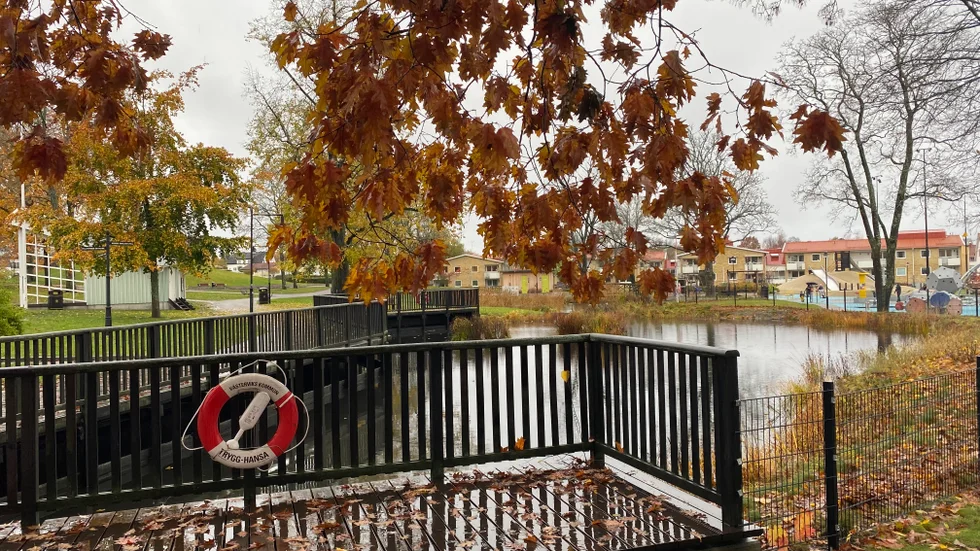 Här vid dammen i Stadsparken i Västervik hittade någon kvarglömda kläder och ringdeSOS alarm.