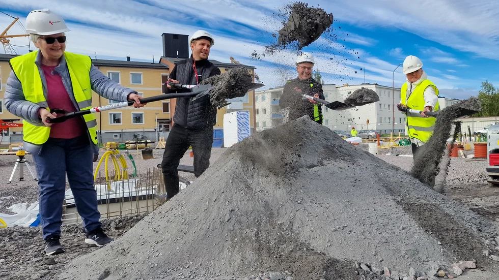 Under onsdagen togs de första symboliska spadtagen för bygget av Brf Sjöparken i Gällivare. Från vänster Ulla-Britt Karlsson som köpt en av lägenheterna, Lars Lundgren Riksbyggen, David Sundström Lindbäcks Bygg och Birgitta Larsson (S) kommunalråd i Gällivare. 