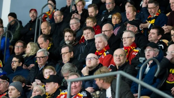 NSD:s Olov Abrahamsson och andra supportar på M-läktaren i Coop Norrbotten Arena/Delfinen är laddade inför säsongen 2023/2024.