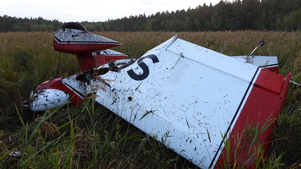 Ett flygplan fick på måndagen problem och tvingades att nödlanda i terrängen.