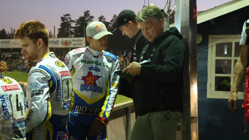 Dackarnas lagledare Mikael Teurnberg har koll på protokollet tillsammans med Maciej Janowski.