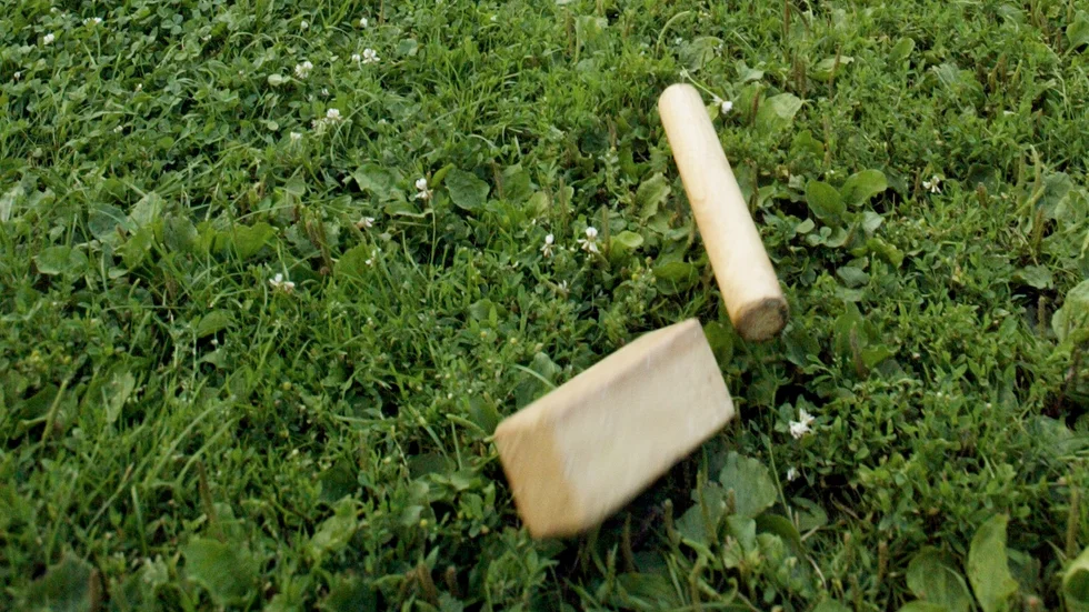 Mannen döms för hemfridsbrott efter att ha retat sig på grannbarnens kubbspel. Arkivbild.