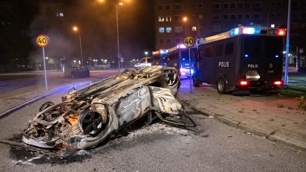 Polis på plats på Ramels väg på Rosengård i Malmö natten till måndagen. Händelsen rubriceras som våldsamt upplopp. Arkivbild.