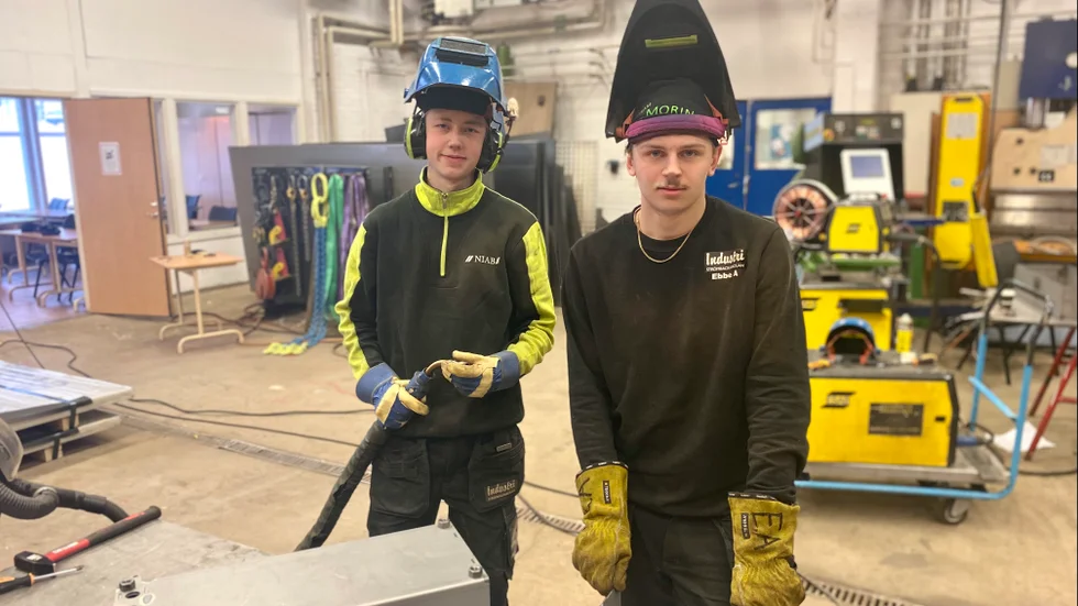 Filip Johansson och Ebbe Ahlqvist, årskurs tre på Industriprogrammet på Strömbackaskolan, tyckte det kändes fint att kunna hjälpa till och roligt att få göra något annorlunda på skoltid.