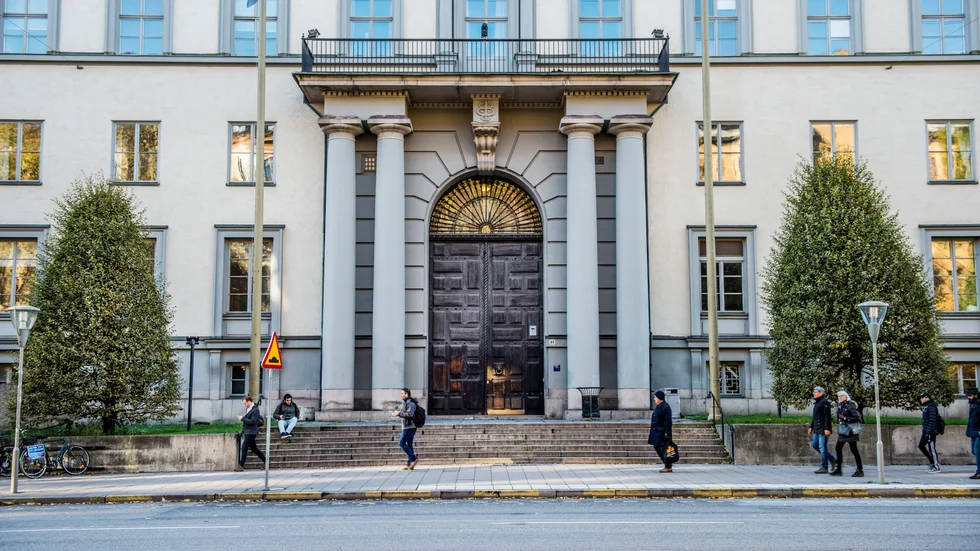 Prestigefyllda Handelshögskolan i Stockholm får en Sverige-unik professur. Med en Linköpingsson, Martin Carlsson-Wall, i täten. Flertalet gånger är det just Carlsson-Wall som uttalar sig i media kring hur olika idrottsföreningar står sig ekonomiskt.