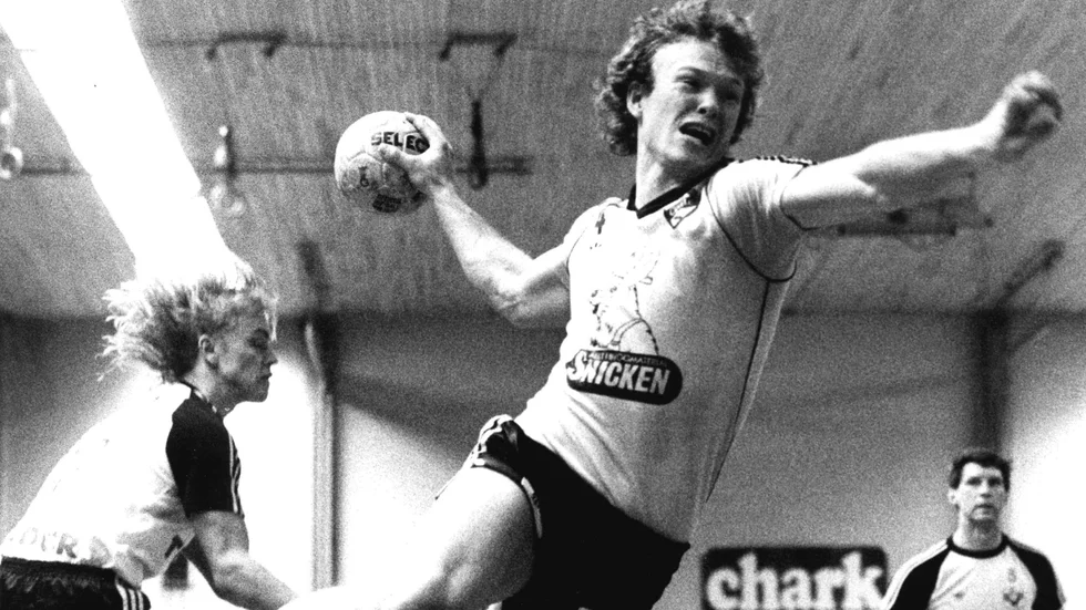 Mats Jörholt har kommit fri på linjen i en allsvensk match 1983, en vanlig syn i Södervärnshallen.