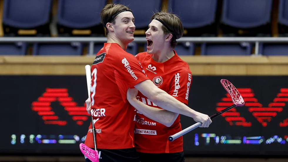 Storvretas Filip Langer och Sakarias Ulriksson jublar för ett av Langers fyra fullträffar i matchen mot Mullsjö. Storvreta har ett rejält grepp om förstaplatsen.