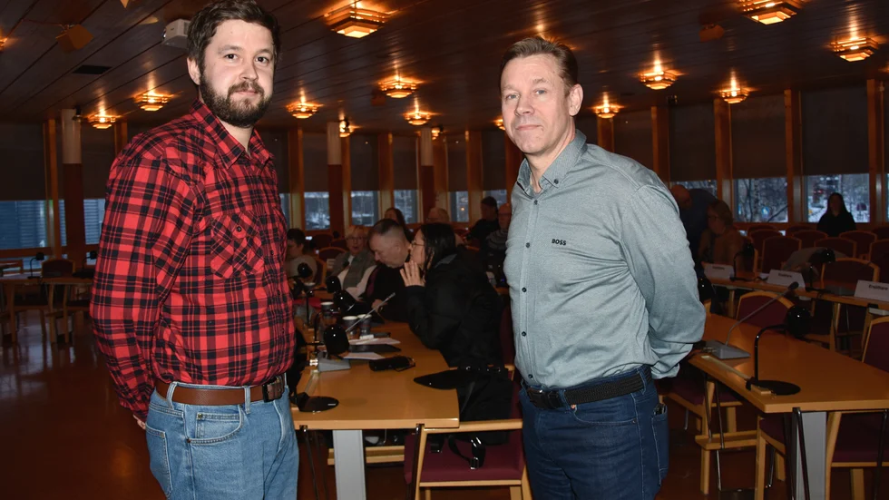 Aron Karlsson Roos och Anders Ökvist på kommunstyrelsens sammanträde.