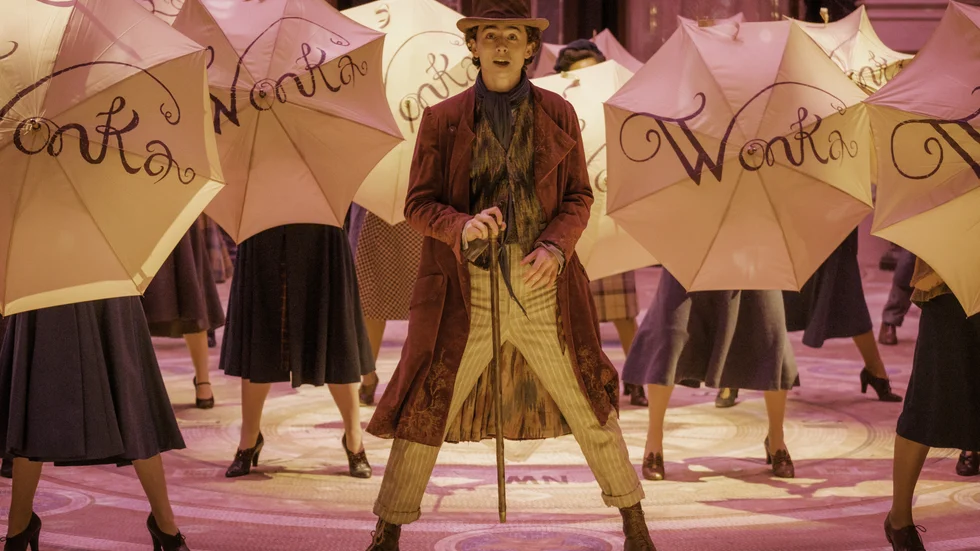 Serverad av den brittiske regissören Paul King blir Roald Dahls berättelse om Willy Wonka en tidsenlig lyxpralin – och perfekt julunderhållning. "Wonka" är en mer än lyckad prequel till författarens klassiker "Kalle och chokladfabriken".