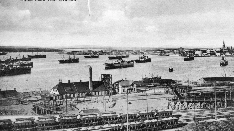 Svartön och LKAB:s hamnområde 1916 med malmångare som väntar ute på redden.