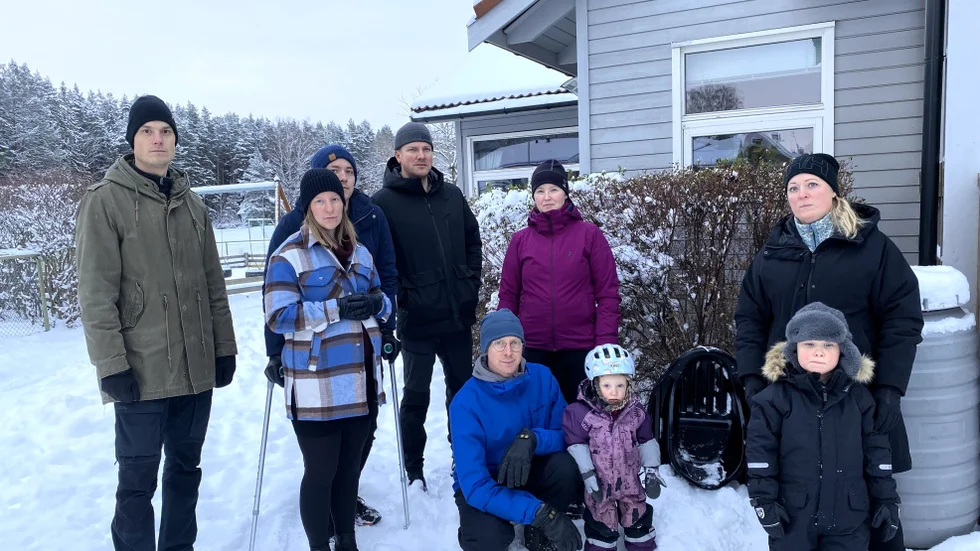 Föräldrarna Simon Tegelid,  Angelica Djurberg, Andreas Joelsson, Olle Agerberg, Angelica ochTobias Nyberg med sin dotter Tyra och Denise Zahn med sin son Sigurd protesterar mot barn- och ungdomsnämndens beslut att lägga ner förskolan Maskrosen.