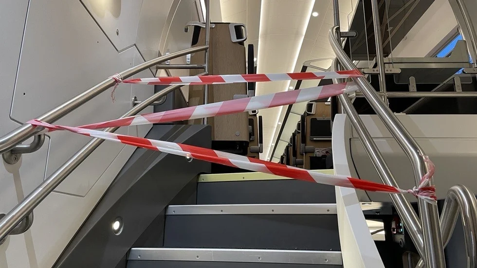 Nu börjar de här avspärrningarna ombord rivas bort. Säkerhetsutredningen som gjorts har enligt Mälartåg involverat såväl MTR som fordonsägaren Transitio, Mälardalstrafik och Trafikverket samt extern expertis.