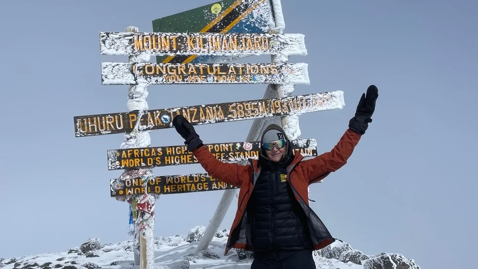 Veronica Utterström på toppen av Kilimanjaro.