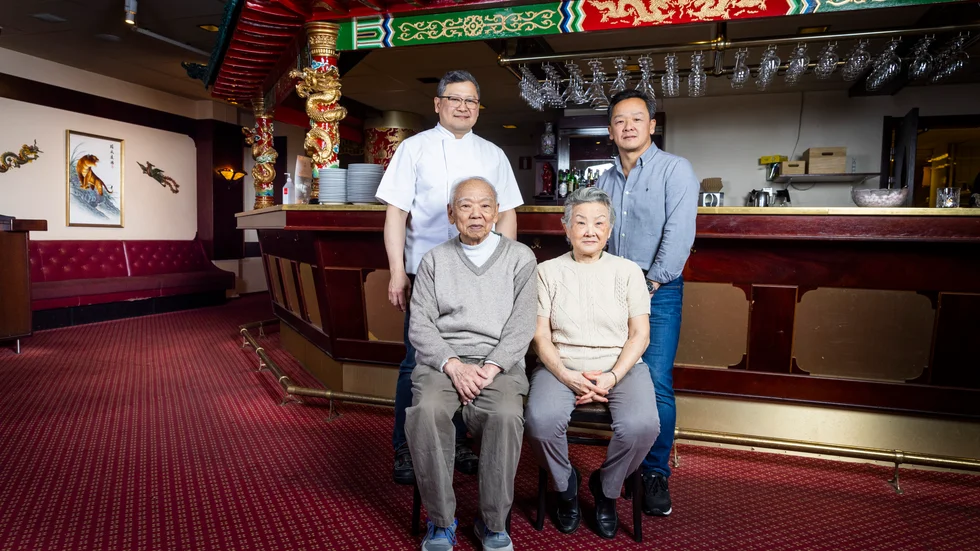 Waldorf tillhör Luleås äldsta restauranger. Om två år fyller den 40 år. I dag berättar vi historien om familjen Kuo som kom till Luleå 1980. Föräldrarna Jung Fu Kuo och Yng Hsia Kuo startade sin restaurang där familjens fyra söner fortfarande arbetar. Bakom föräldrarna står Philip och Francis.
