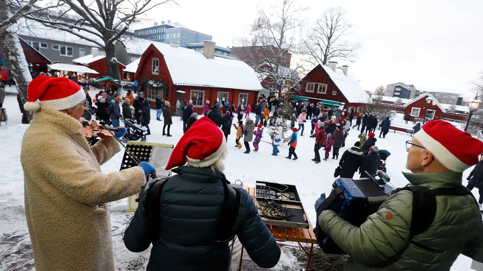 Dans och lekar kring granen är ett måste på en lyckad julmarknad.